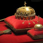 Quelle: http://de.wikipedia.org/w/index.php?title=Datei:Crown,_Sword_and_Globus_Cruciger_of_Hungary2.jpg&filetimestamp=20100223165857